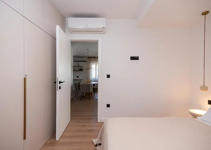 Brand New & Stylish Beachfront Next To Bacvice Lejlighed