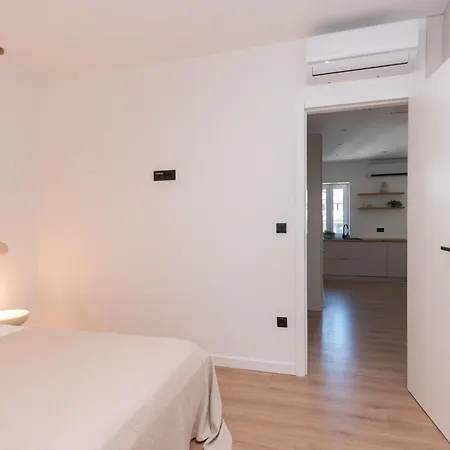 Brand New & Stylish Beachfront Next To Bacvice Apartment *