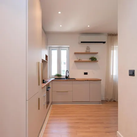Brand New & Stylish Beachfront Next To Bacvice Apartment
