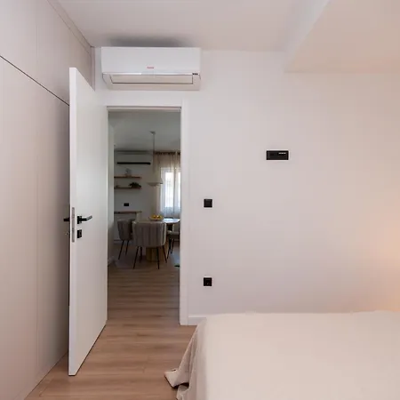 Brand New & Stylish Beachfront Next To Bacvice Apartment