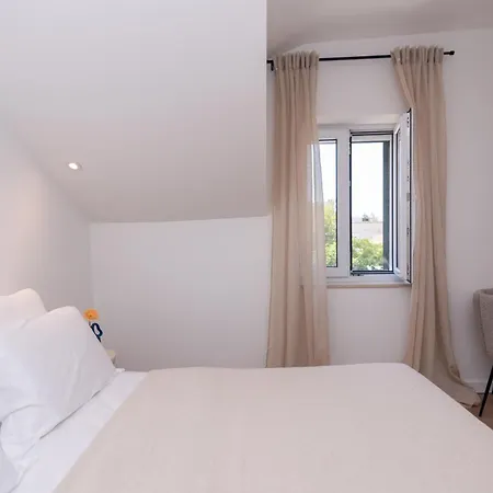 Apartment Brand New & Stylish Beachfront Next To Bacvice