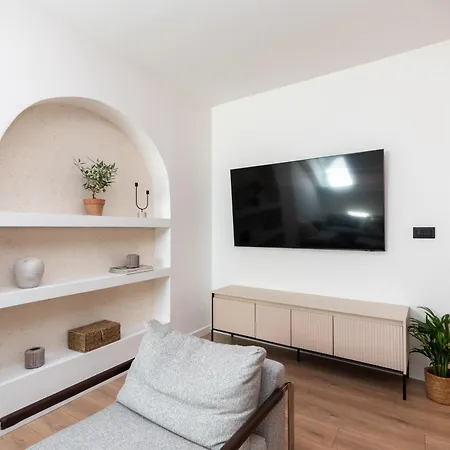 Brand New & Stylish Beachfront Next To Bacvice Apartment
